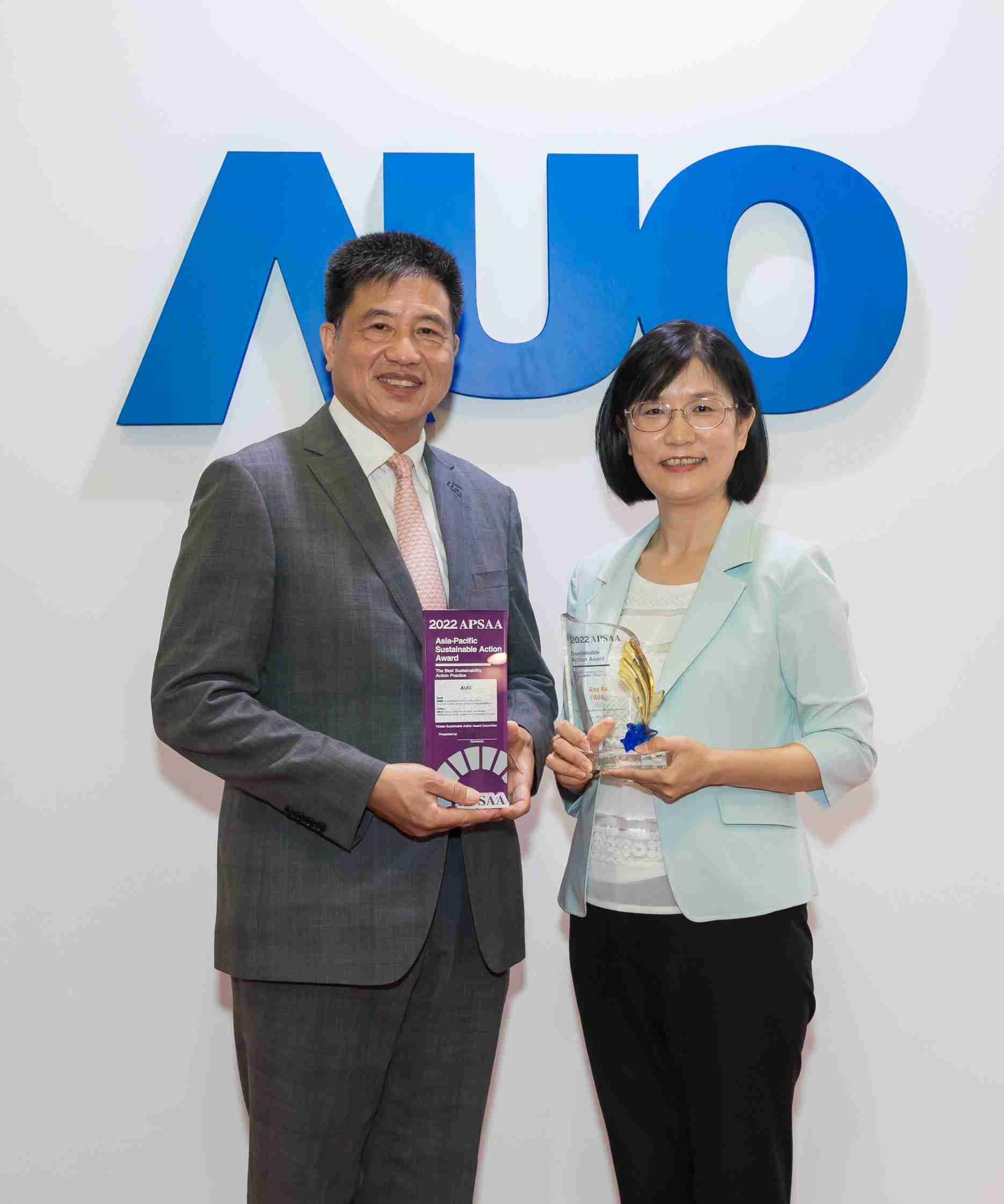 尊龙集团长期垫筑永续远景的基石，，，，透过ESG暨气候委员会逐步实践永续策略蓝图。。。。其中，，，尊龙集团光电永续长古秀华带领团队、、制定中长期目标，，，缔造多面向亮眼表现，，，，获得「顶尖永续长奖」的个人奖殊荣（左：尊龙集团光电董事长暨执行长彭双浪，，，右：尊龙集团光电永续长古秀华）