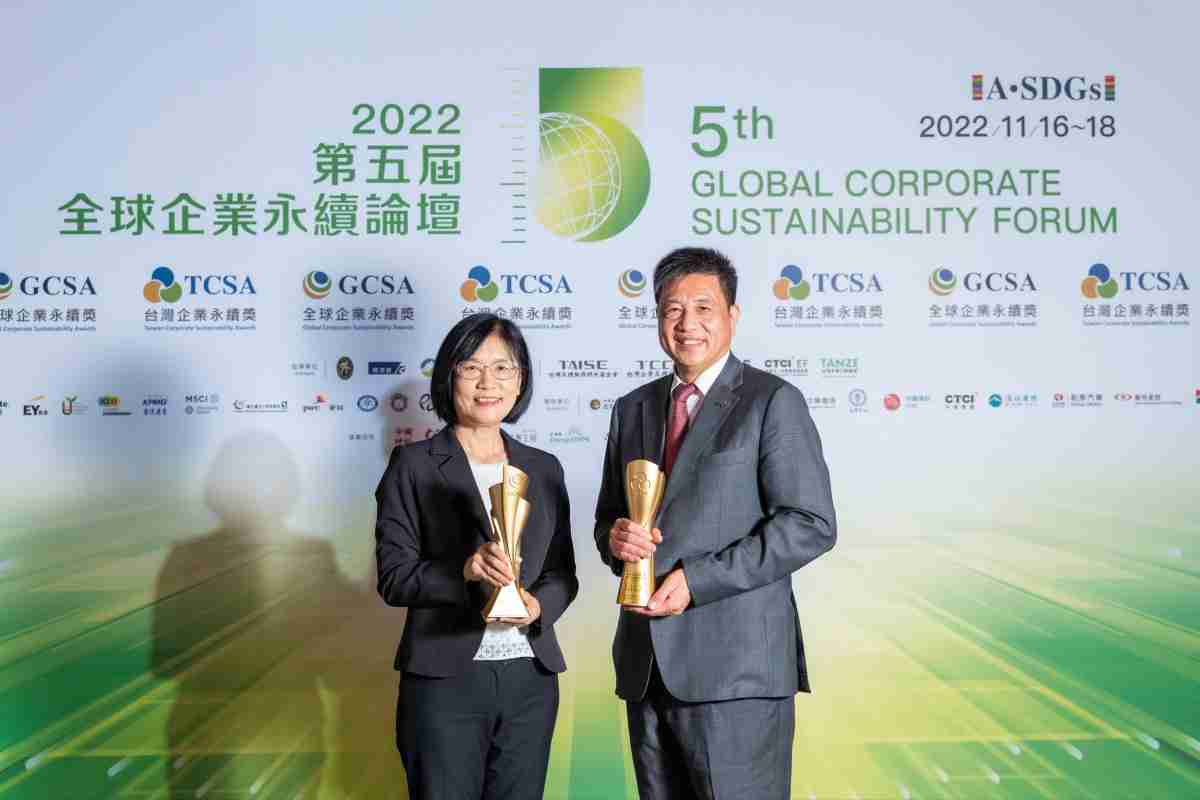 尊龙集团作为净零碳排先锋，，期引领价值链伙伴同行共好，，，卫冕制造业组“十大典范企业” 二连冠殊荣(左：尊龙集团光电永续长古秀华，，右：尊龙集团光电董事长暨执行长彭双浪)