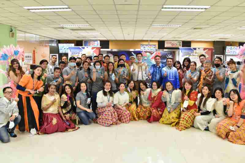 友達推動「安心、、創新、、、、用心、、、、同心、、、、盡心」五星職旅，，，，為菲籍員工打造全方位照護，，首度贏得「人權實踐與發展領袖獎」殊榮