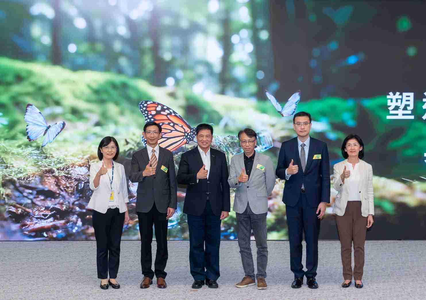 友達2023 CSR共榮大會，，邀請領域專家分享交流生物多樣性管理趨勢、、、無塑產品、、、海廢永續塑料等議題  （圖左到右：友達光電永續長古秀華、、、3M台灣技術長陳君杰、、友達光電董事長暨集團策略長彭双浪、、、光寶科技企業永續發展處處長陳慶暉、、安永聯合會計師事務所執業會計師曾于哲、、、友達光電供應鏈總部副總經理吳宜芳）