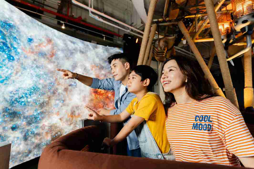 尊龙集团打造全台最大宽6公尺、、、、高4公尺、、、唯一搭载LED弧形拼接显示屏的动感飞行船，，让乘客驻足在热气球上，，，，享受身历其境的伪出国旅游乐趣