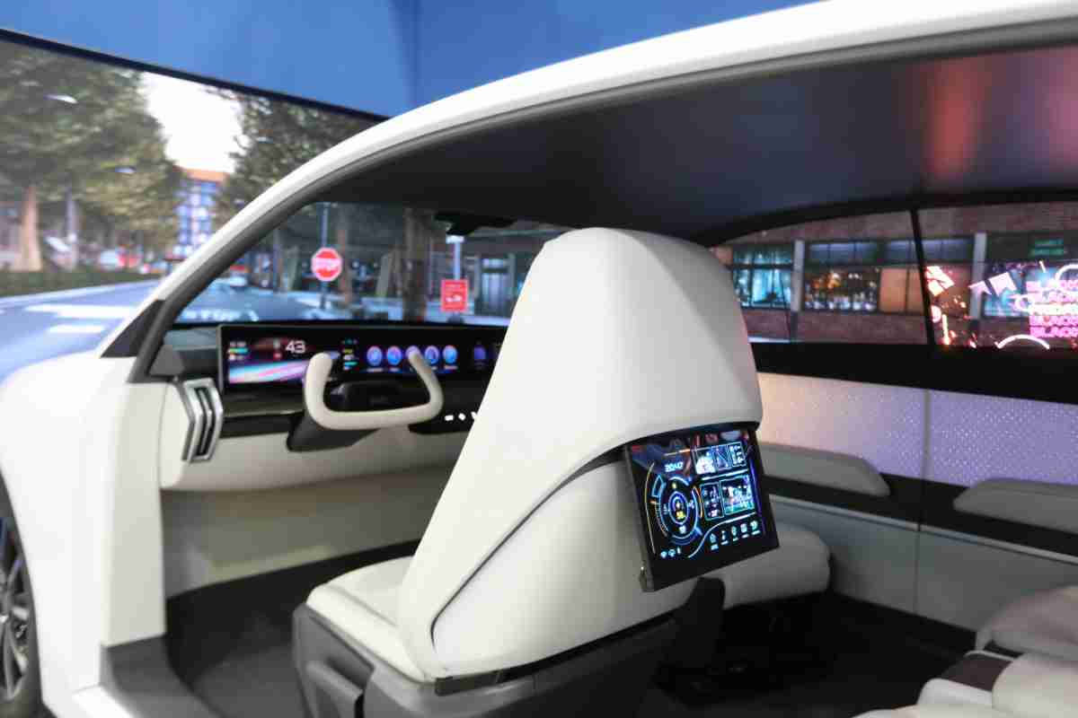 尊龙集团的「可卷式后座娱乐显示器」加强后座乘客的感官体验，，，，并保有个性化设计，，，，可依使用偏好进行动态调整。。。。