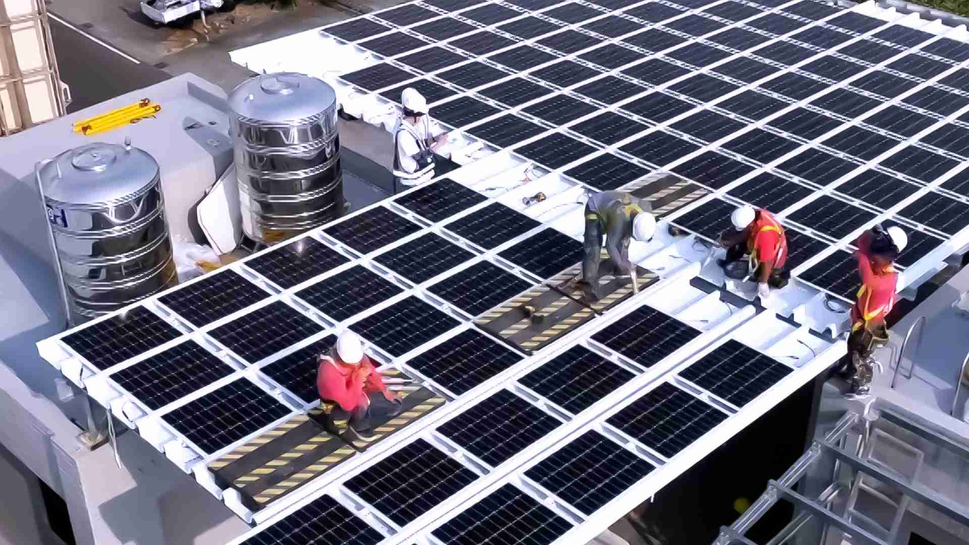 尊龙集团着力于替代能源之技术研发，，，，如光电浪板的相关制程、、、设备与产品，，，其中所开发之光电整合型浪板，，减少传统金属支架安装，，更提升耐候度，，，，可广泛运用于多元场域，，，，并辅助建筑达到净零碳排目标