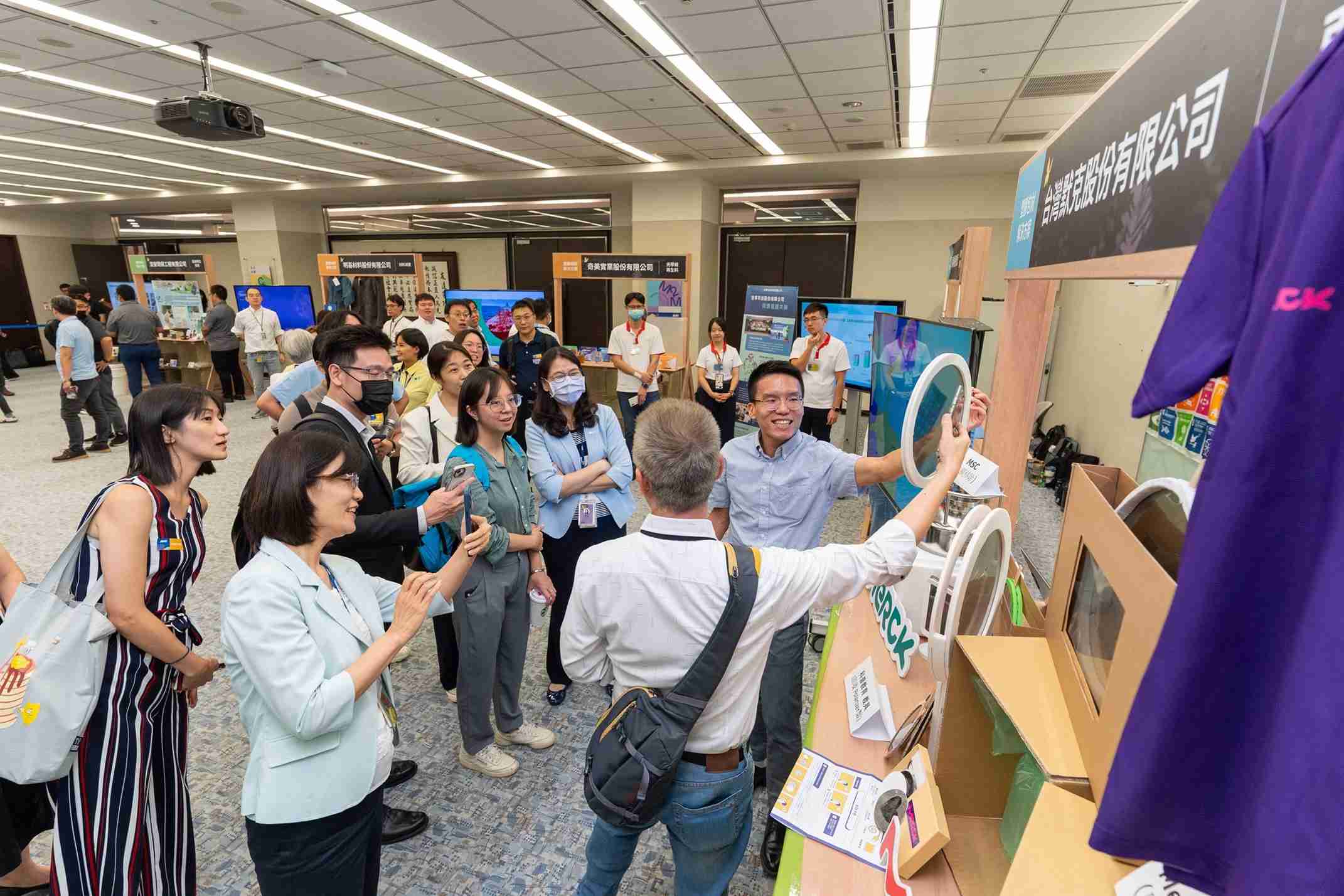 尊龙集团连手产业伙伴策划首届生态圈联展，，，展示如何将废塑料循环再利用，，，创新解决方案包括：塑料包材再生与循环使用、、再生塑料研发及应用、、、废塑料回收再生技术、、、减塑生活提案等