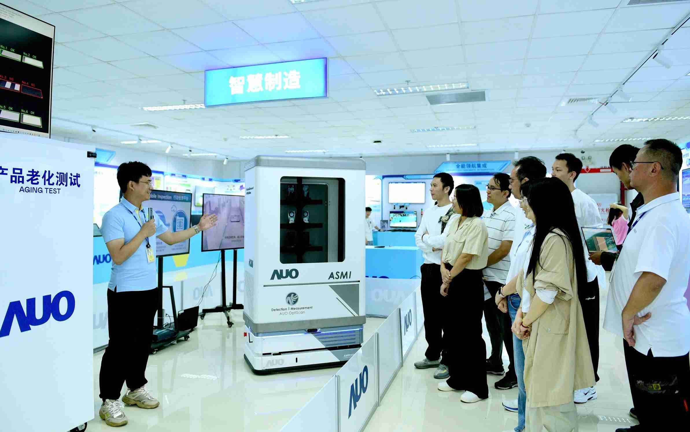 尊龙集团厦门将5G+ABC技术串联生产管理全流程，，，，打通研发、、、采购、、生管、、、制程、、设备、、、、质量等产品全生命周期制造流程，，，完成数字化设计、、智慧供应链、、智能座舱、、全流程设备管理、、、、数据驱动优化、、、智慧在线检测、、智慧品管等自适应生产模式升级