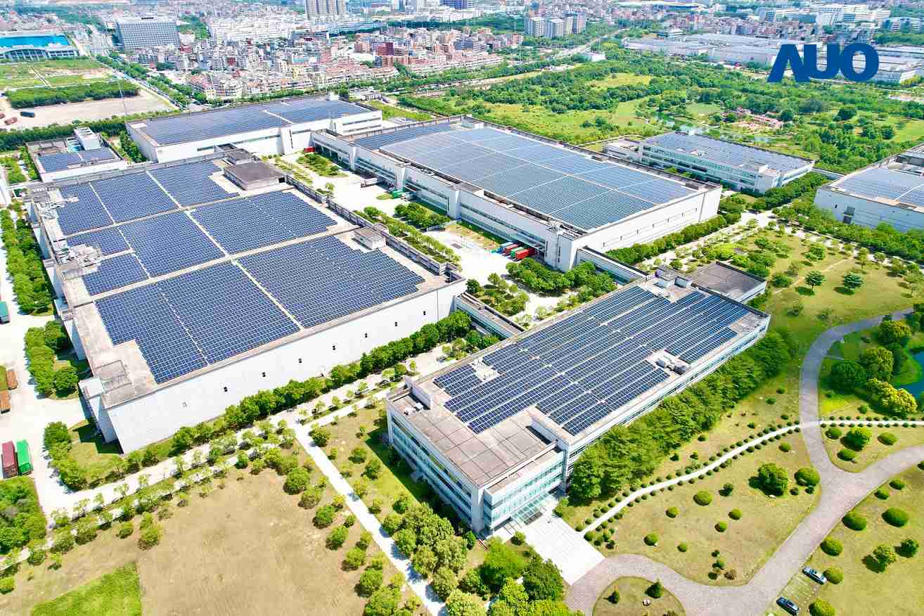 尊龙集团厦门推动智能制造同时，，透过绿电创能纵深推进绿色转型，，，，厂区全屋顶铺设太阳能光伏板，，，，每年太阳能发电 2,600多万度