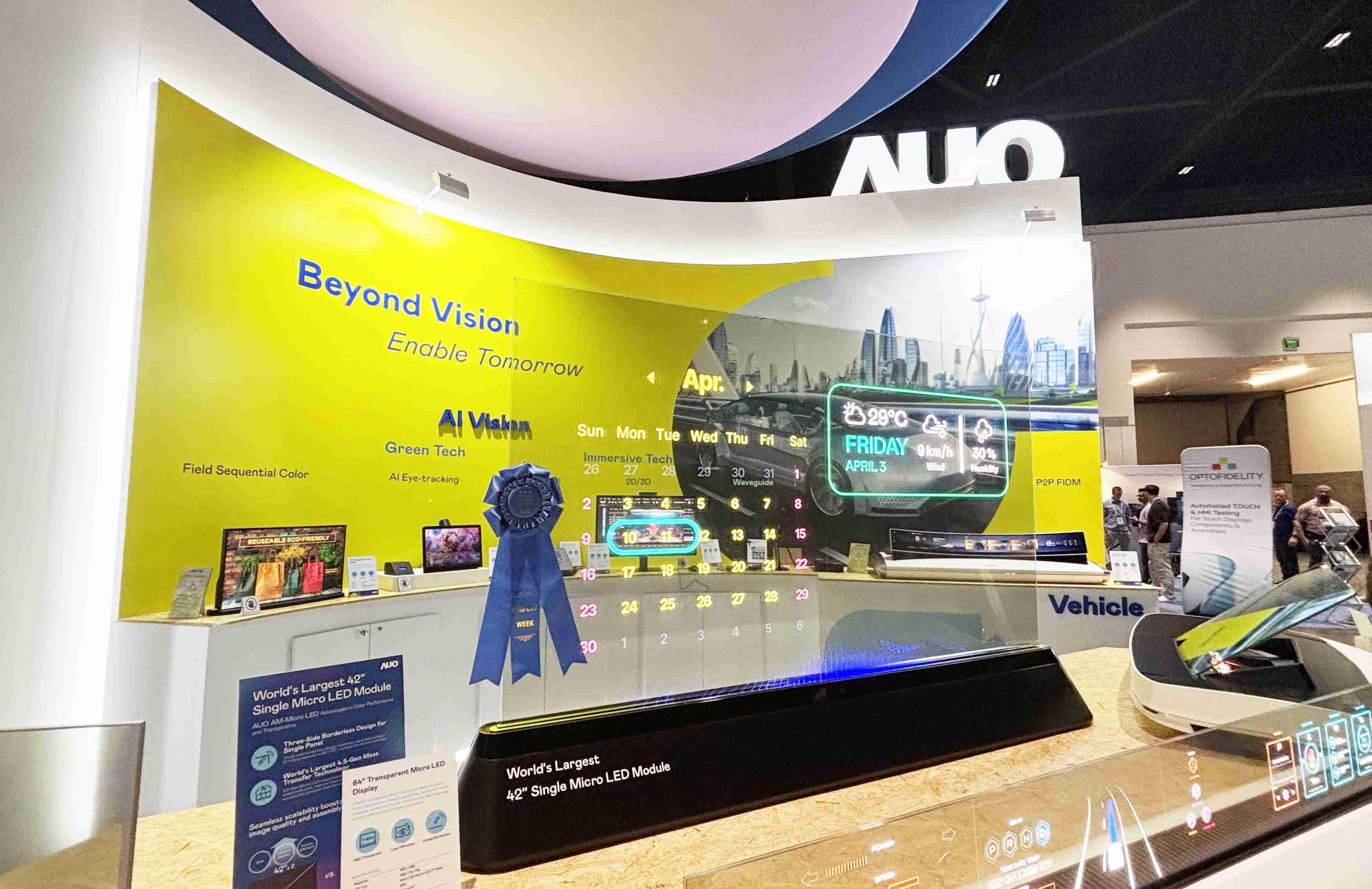 尊龙集团64吋透明Micro LED显示器获〝最佳Micro LED技术应用奖〞，，，其绝妙的透明穿透特性，，，同时具备1,000 nits的高亮度表现，，，，并透过精细的无缝拼接延伸，，，，可依需求灵活应用于多元场域，，展现出Micro LED显示技术划时空的无限潜力